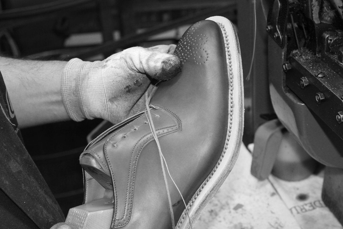 lavorazione artigianale del fondo di una scarpa