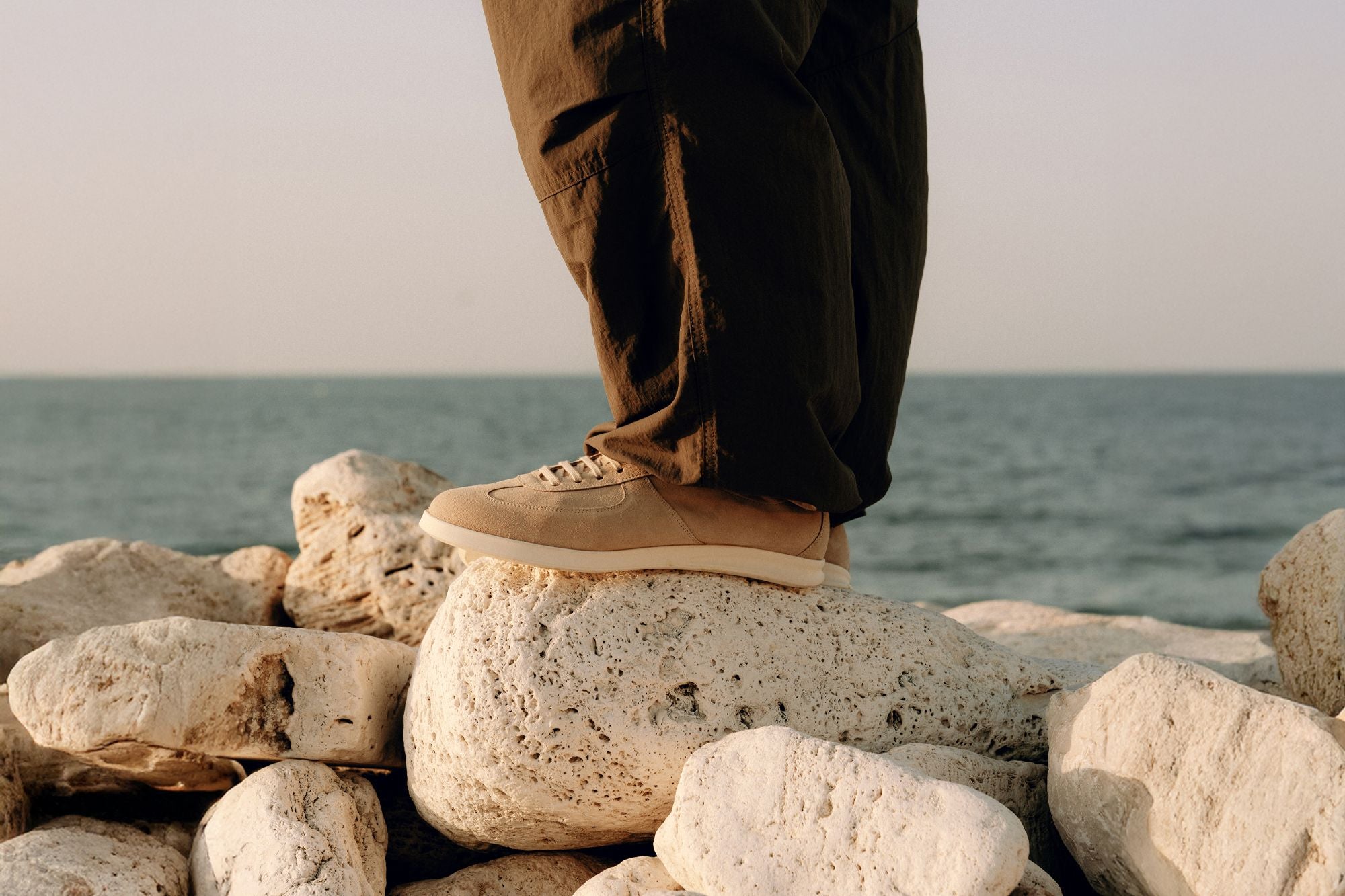 Sneakers estive leggere in camoscio in riva al mare