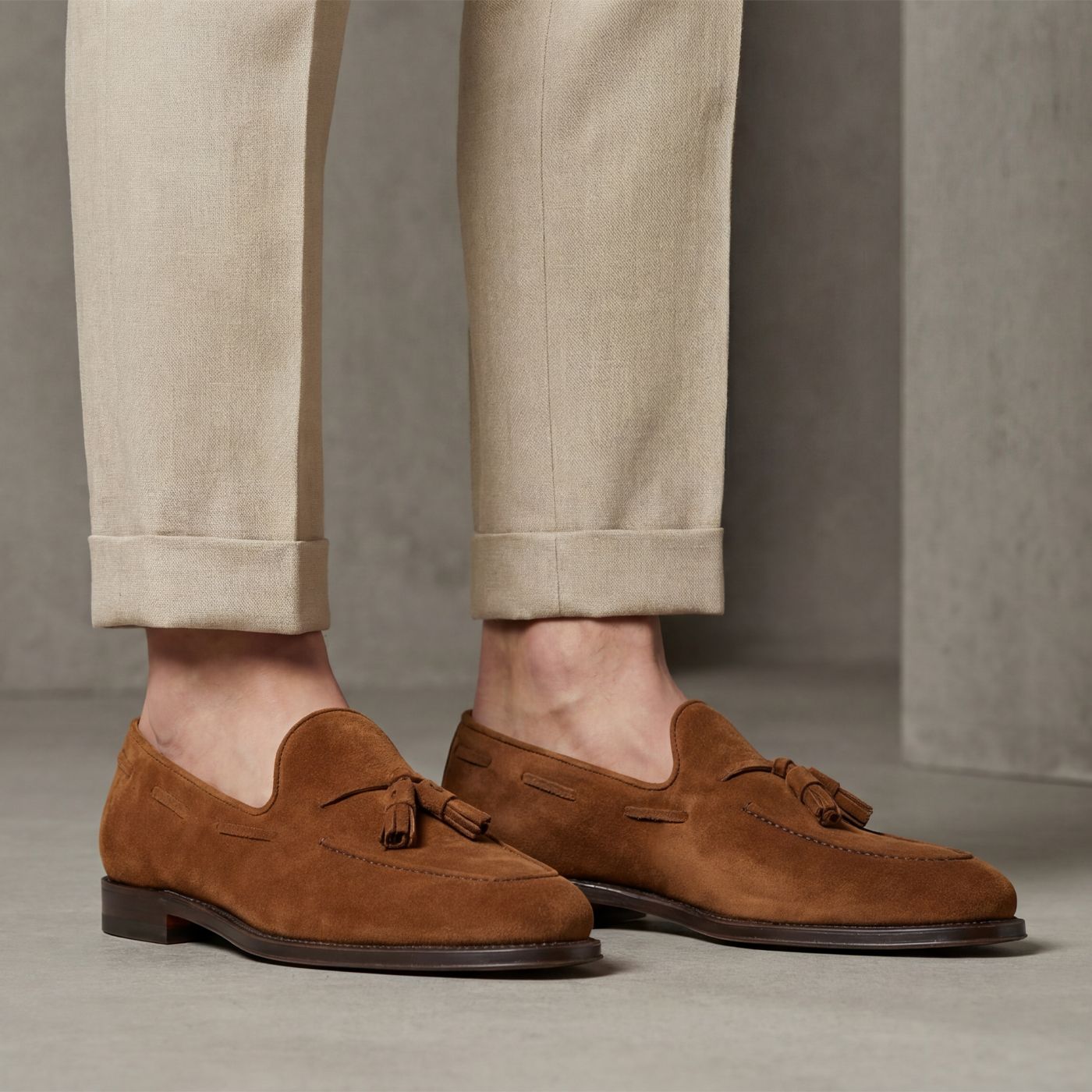 Pantofola Oliver in camoscio tabacco con nappine