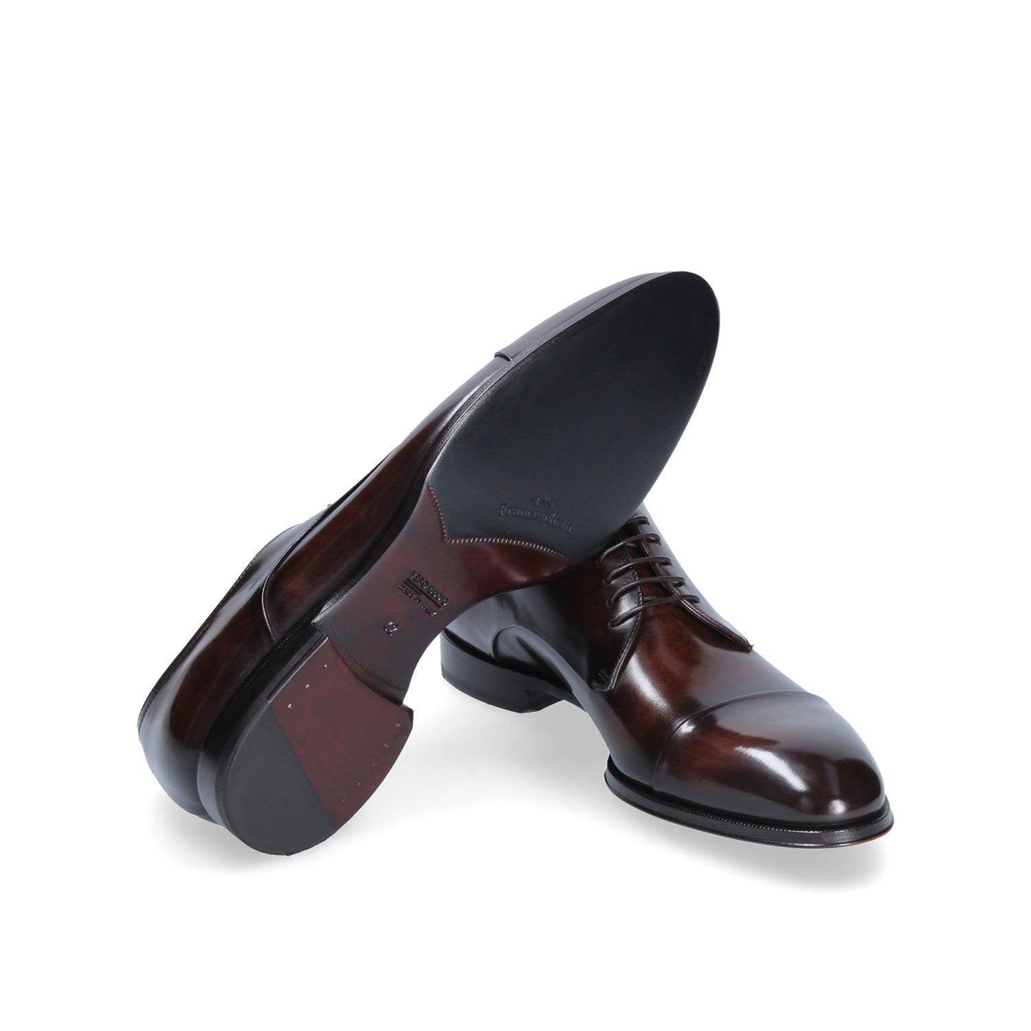 Derby in vitello testa di moro decolorato con lacci e fondo cuoio patinato a mano e realizzato in Italia modello Alassio vista fondo