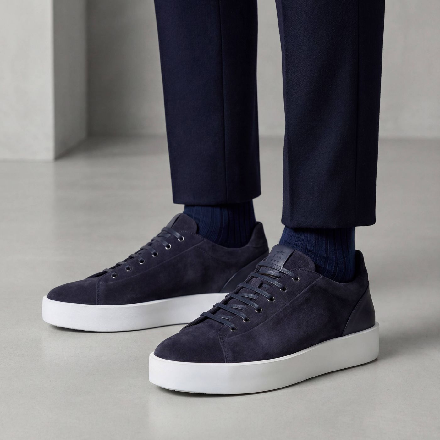 Sneaker Doriano in camoscio blu e fondo bianco